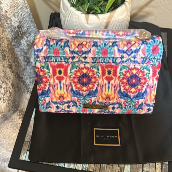 Kurt Geiger London Medium Kensington Shoulder Bag
Kurt Geiger London - Picture 3 of 17